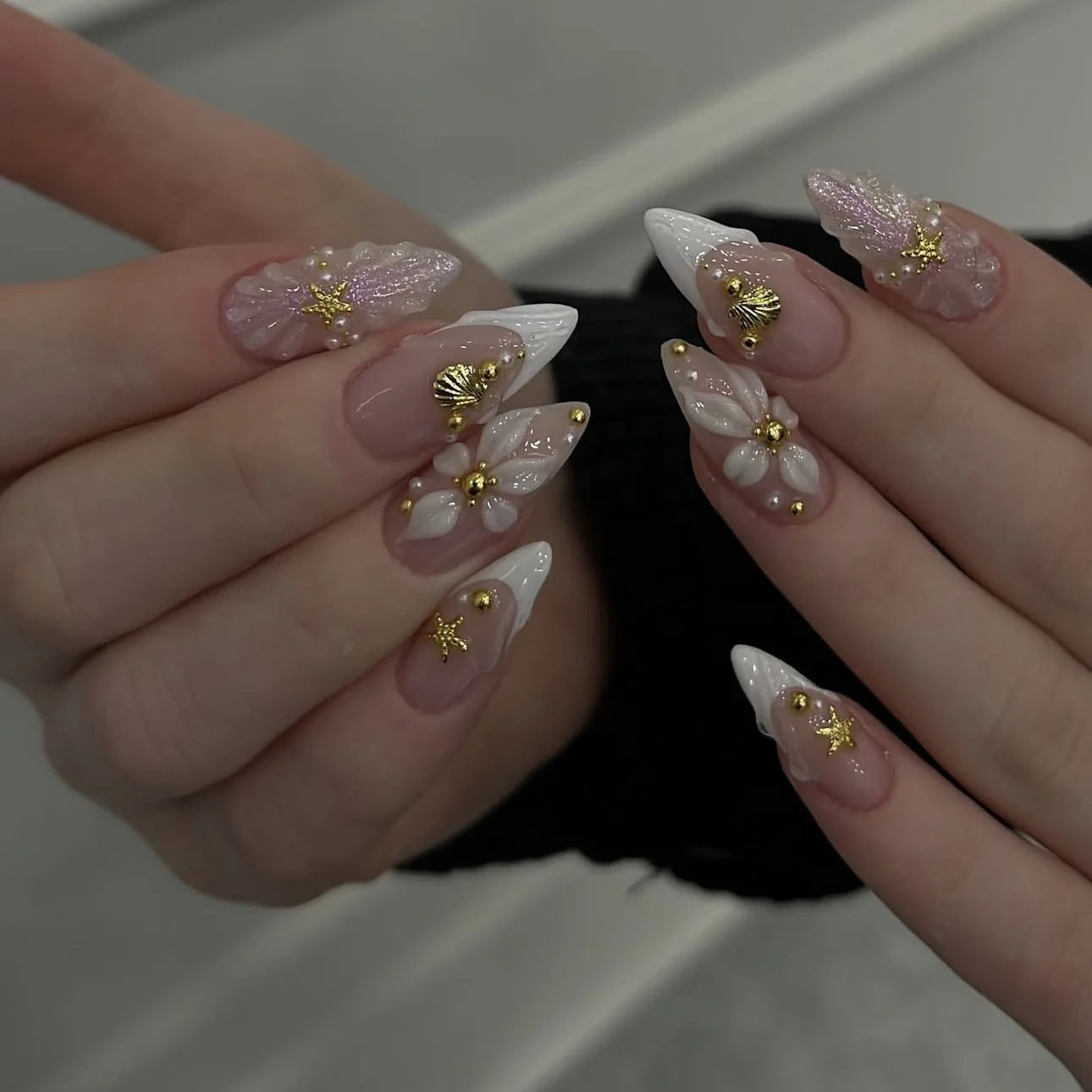 24pcs Simple French White Edge Press On Nails with 3D Flowers & Golden Stars, Removable Full Cover False Nail Tips for Daily Dating, Shopping & Casual Party, Elegant Trendy Manicure for Young Girls and Fashion Women