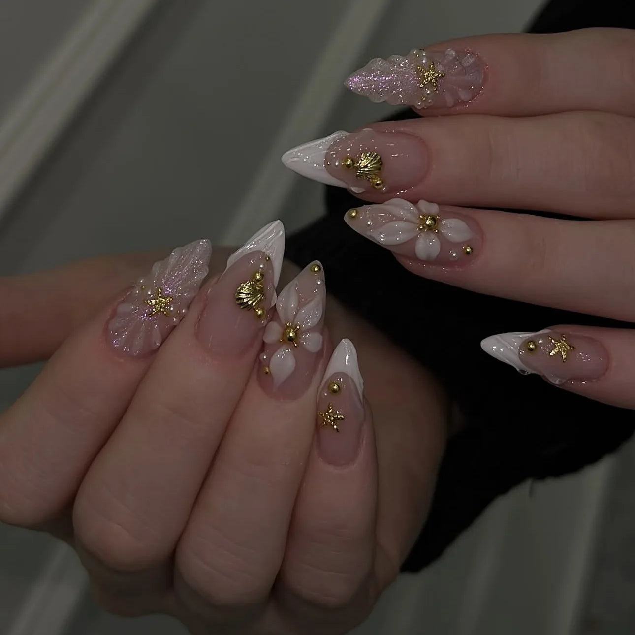 24pcs Simple French White Edge Press On Nails with 3D Flowers & Golden Stars, Removable Full Cover False Nail Tips for Daily Dating, Shopping & Casual Party, Elegant Trendy Manicure for Young Girls and Fashion Women