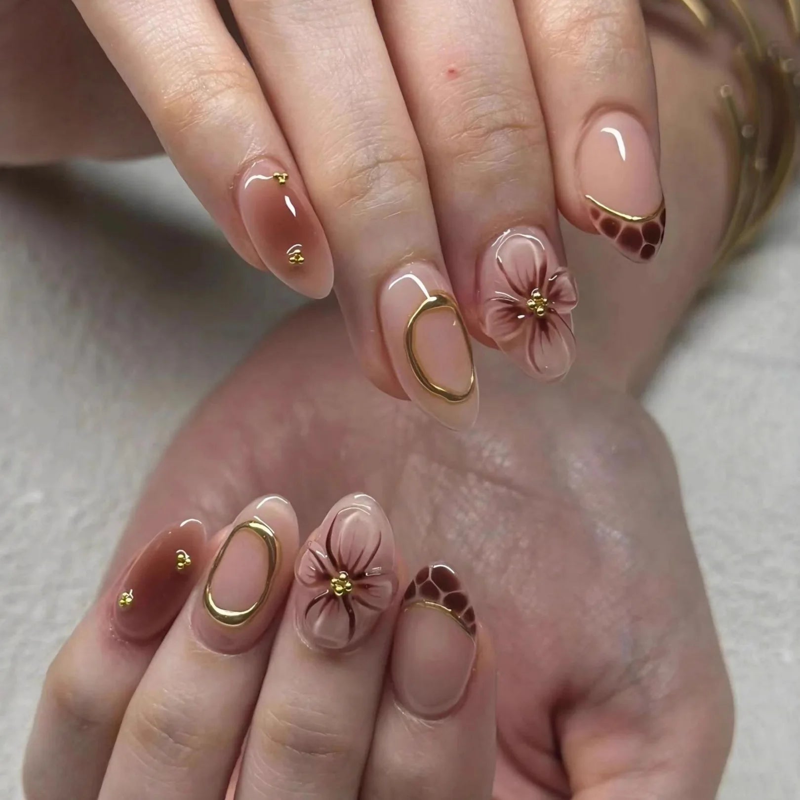 24pcs Press on Nails Flower Pearl Design Short Almond Fake Nails Gradient Pink Design False Nail Art Blush Spicy Girl Manicure